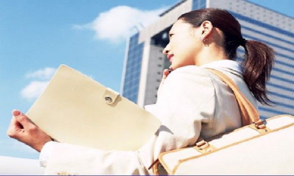 公司在試用期內不為職工交社保是否違法？