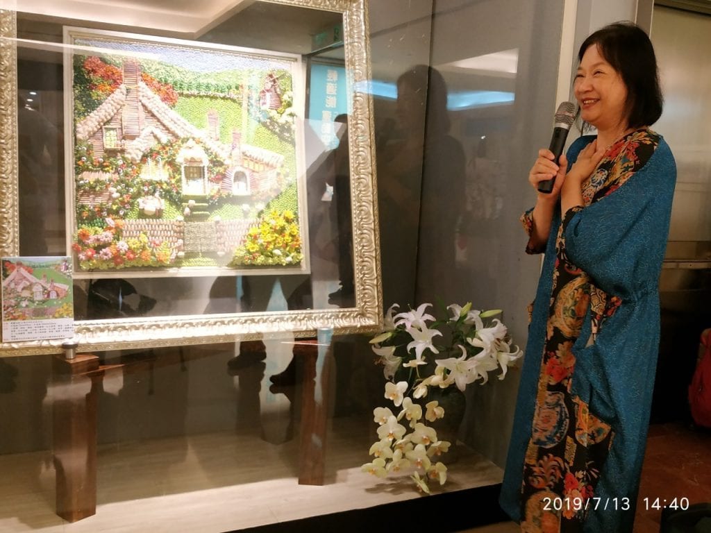 亮麗揮灑快意自在　陳品諠貝殼寶石畫展備受期待