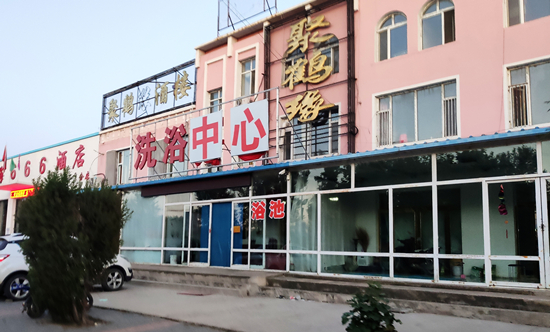 風景雖美住處難尋 向海景區旅店“閉門謝客”遭遊客質疑