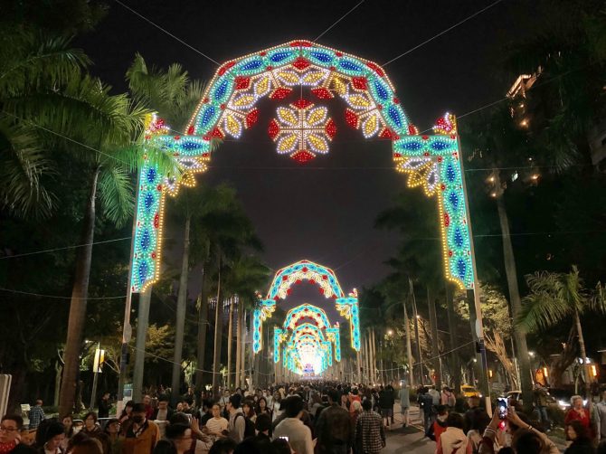 台北市府廣場「亮晶晶」，三百公尺燈廊值得一睹