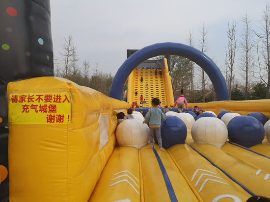 為充氣城堡繫上“安心索”