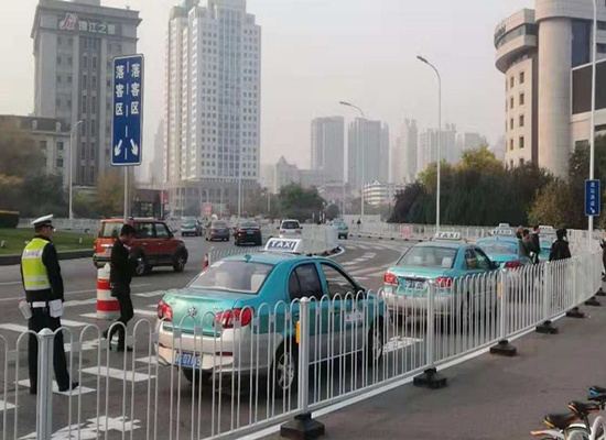 天津出租車亂象調查：喊座、攬客、拼客成鏈條