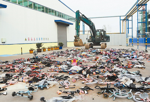 假冒偽劣一個不留 河北集中銷毀假冒偽劣兒童和學生用品