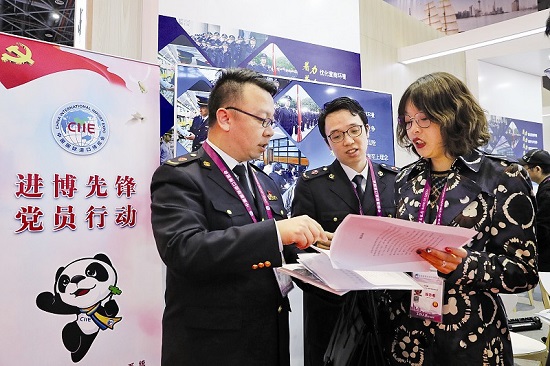 聚焦進博會：200餘名市場監管“店小二”駐場進博會