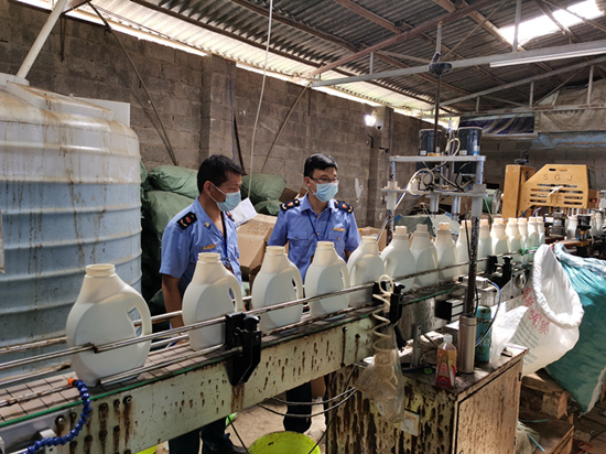 一箱“阿道夫”洗衣液28元？南寧端掉一制假售假窩點