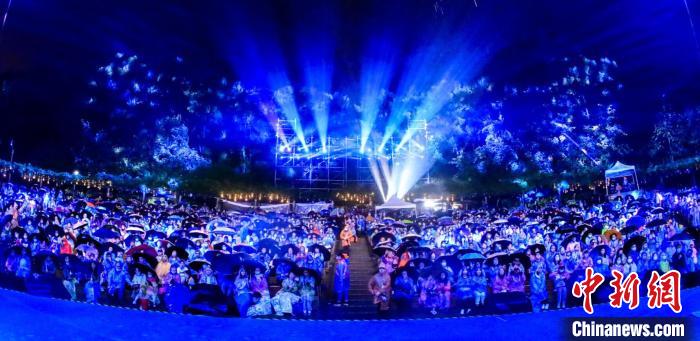 雨夜中掌聲與樂聲共鳴：南京森林音樂會風雨無阻座無虛席
