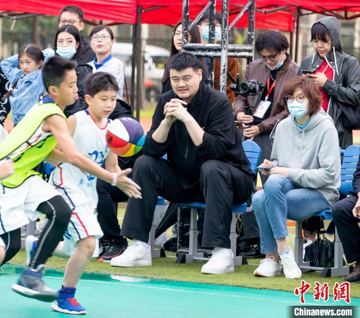 姚基金慈善賽今晚在武漢舉行 姚明率眾探訪當地小學