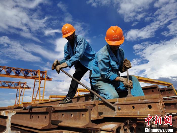 中老鐵路建設者堅守崗位過“雙節”