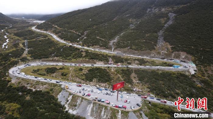 四川甘孜州：國道318公路沿線自駕游熱度高漲 遊客享受自駕遊樂趣