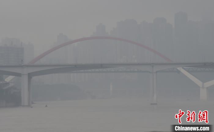 重慶主城遭遇大霧天氣 兩岸高樓建築若隱若現