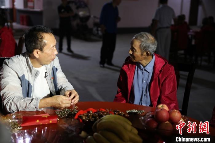 同吃國慶面：大別山區农民工24年贍養700餘名孤寡