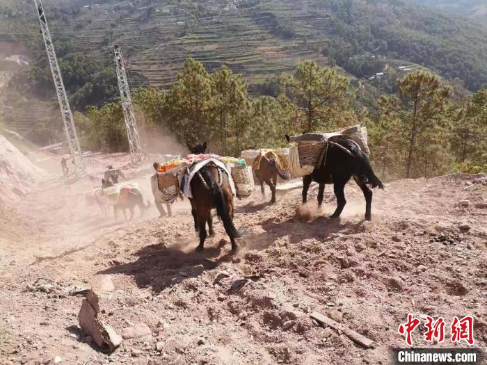 雲南大(理)臨(滄)鐵路全線接觸網貫通