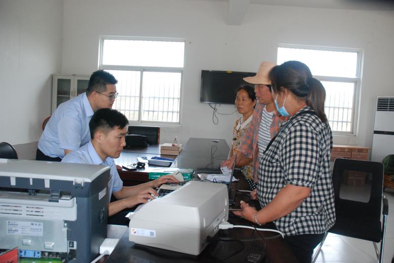 東海縣農商行山左口支行送服務到村戶受歡迎