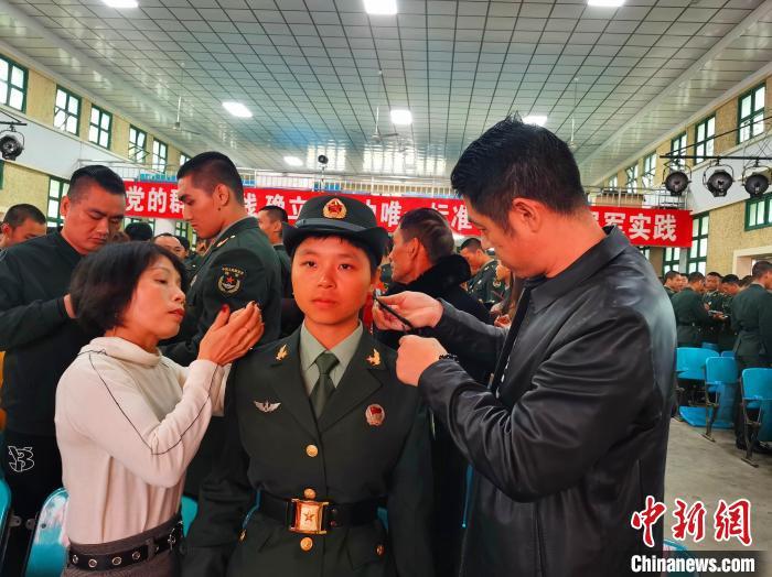 南部戰區陸軍某海防旅新兵團邀請優秀新兵親屬參加授銜儀式