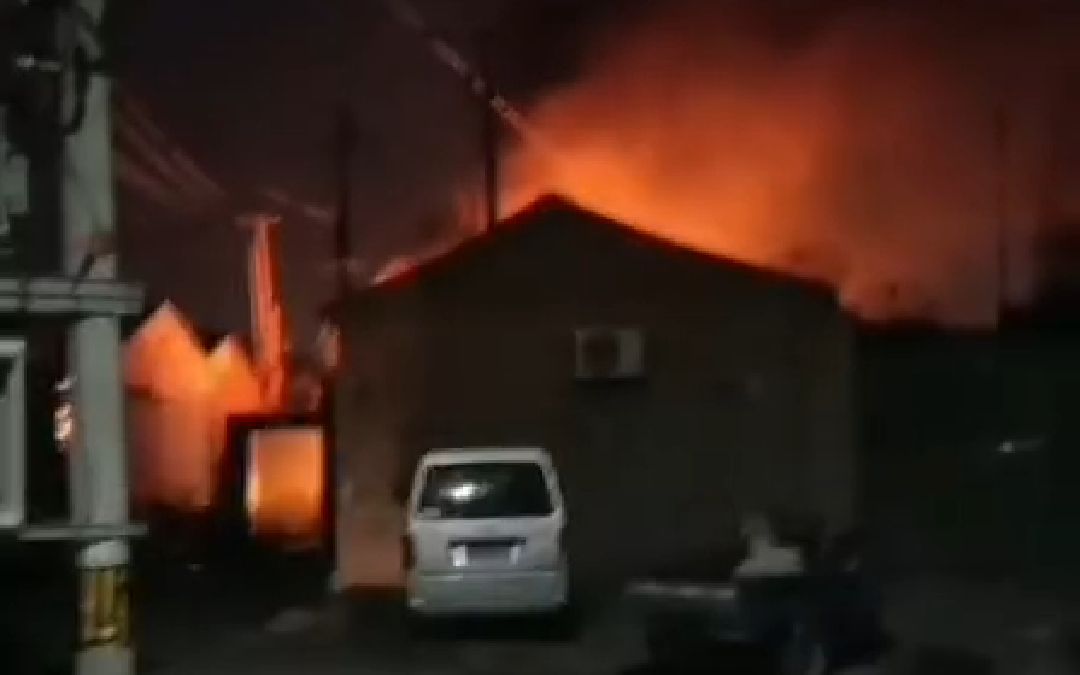 北京大興黃村鎮一房屋起火，村民聽到兩聲爆響_熱水器