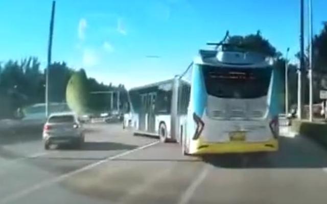 北京一公交與寶馬鬥氣別車 北京交警：正調查，將嚴處_無矽靈洗髮精